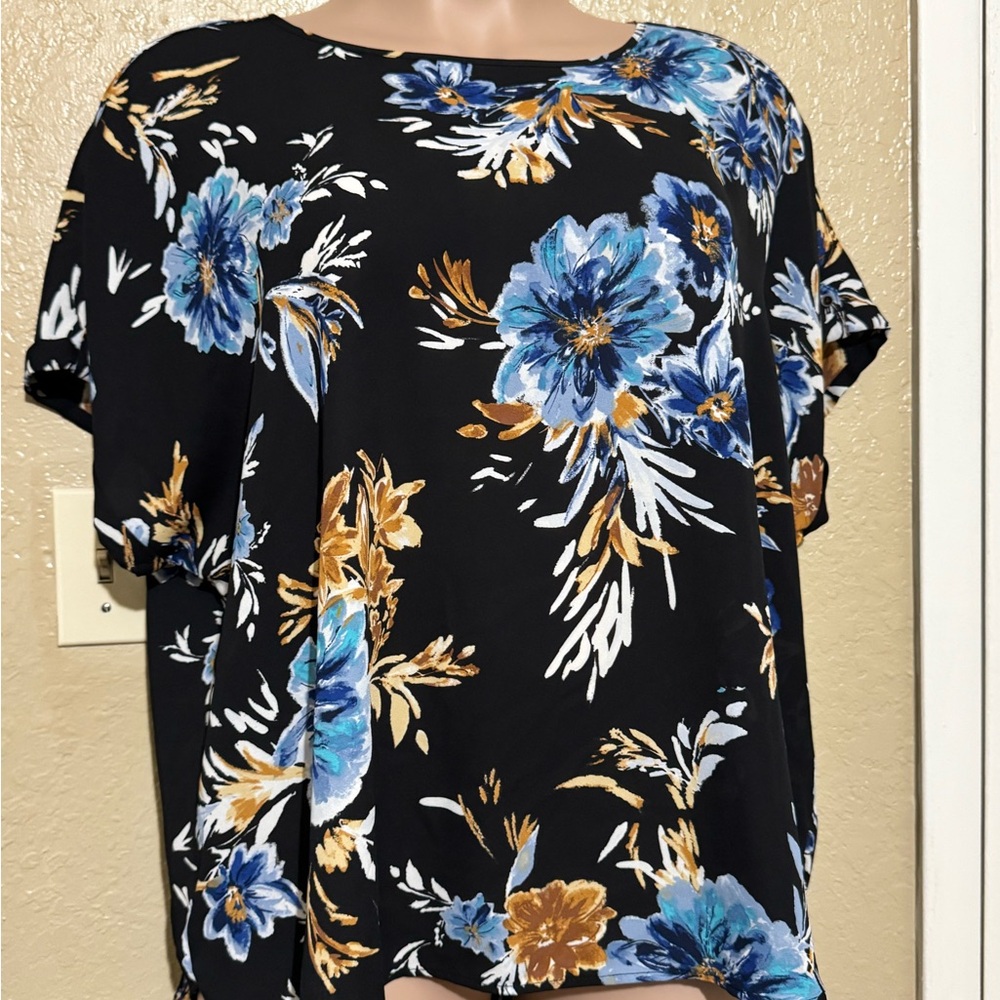 Maurice’s Women's navy Floral Short Sleeve Top - Blue & Gold Print 3x